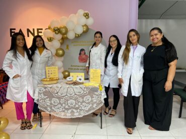 Estudantes de Enfermagem levam informação e cuidado à comunidade acadêmica em ação do Agosto Lilás e Dourado