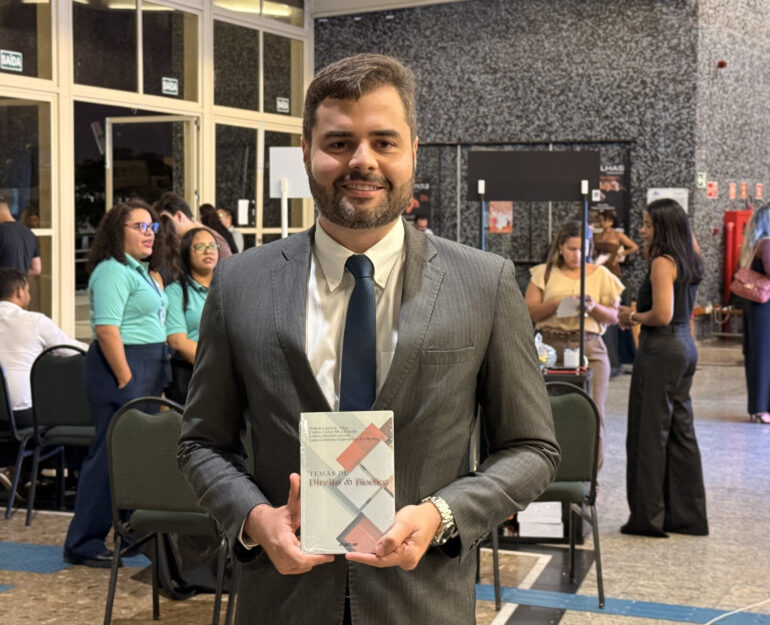 Professor da Fanese participa de lançamento de obra sobre Bioética e Biodireito durante a SAD 2026